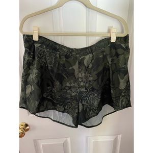 XL Old Navy Green Floral Camo Running Shorts